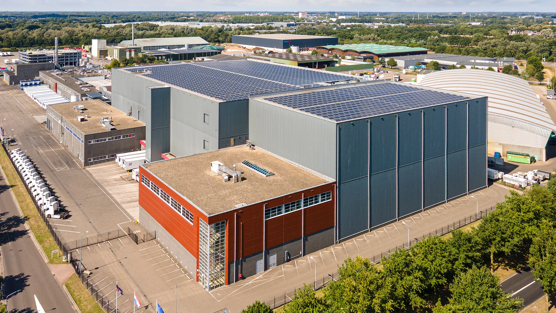 vanrooi-pand-helmond-drone-liggend